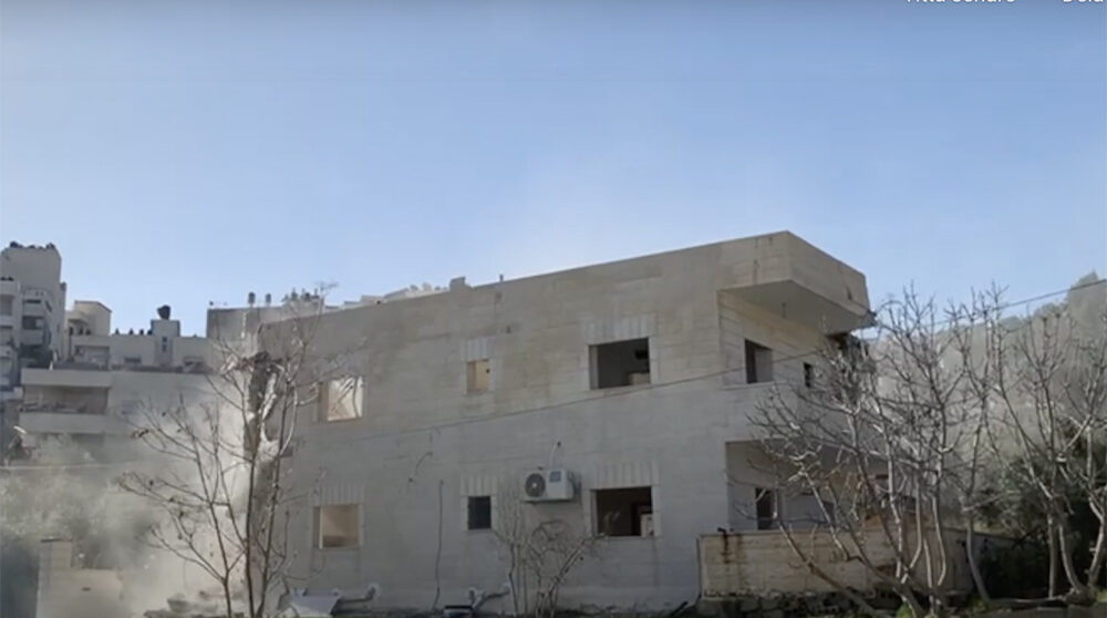 Bild från en videofilm där israeliska myndigheter demolerar ett fyrfamiljshus i östra jerusalem.