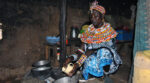 Jane Nolmogen i byn Umoja diskar en te-kopp vid sitt hus.