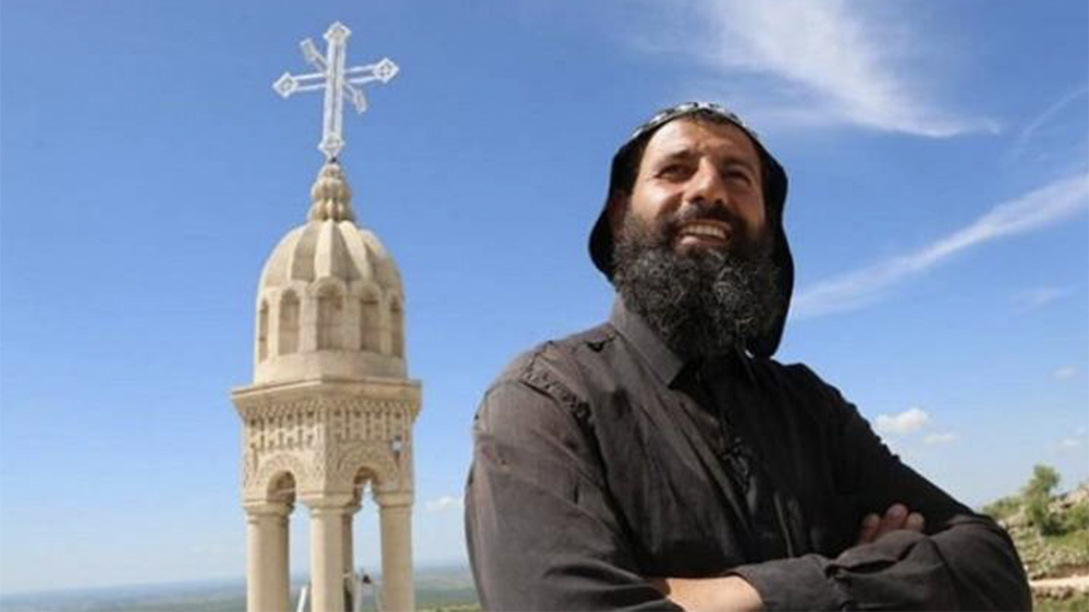 Fader Aho (Sefer) Bileçen ar fängslats i Turkiet sedan han gett vatten och bröd till två personer som besökt klostret. Här på bilden står han framför sin kyrka.