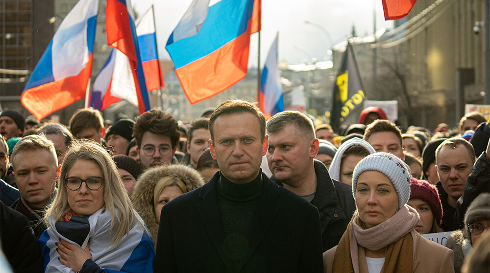 Navalnyj och hans fru Julia vid manifestation i Moskva 2020 till minne av Boris Nemtsov. På bilden är de i mitten, omgivna av andra demonstranter och ryska flaggor.