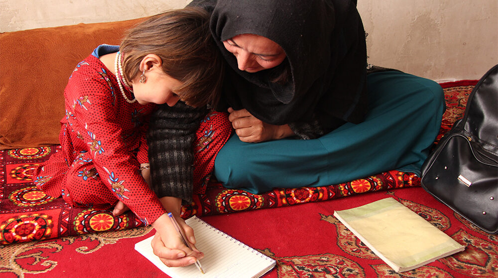 Tahira i Afghanistan går en läskunnighetskurs för kvinnor med stöd från Islamic Relief.