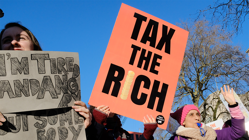 Demonstranter protesterar i London 2020 med skyltar "Tax the rich".