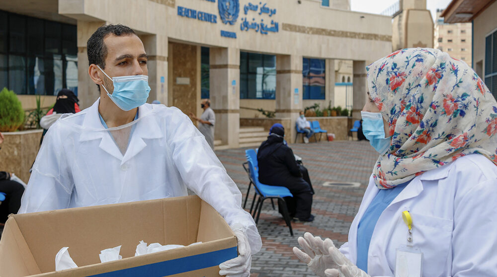 Sjukvårdspersonal på ett hälsocenter i Gaza som drivs av UNRWA