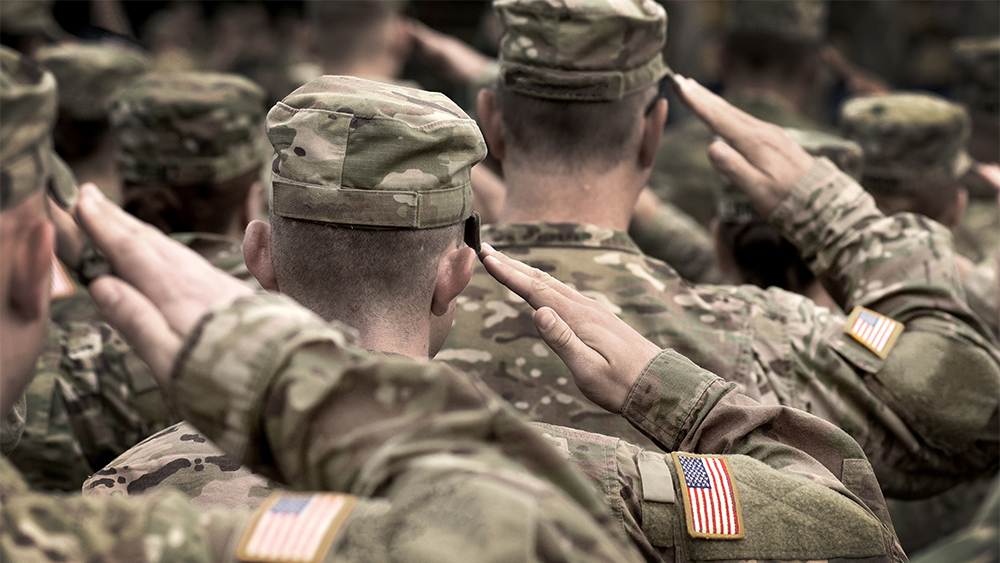 Soldater från USA gör salut - snart har de lämnat Afghanistan.