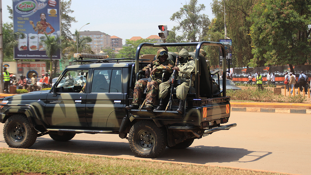 Soldater på en lastbil i Ugandas huvudstad Kampala.