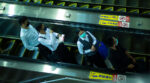 Personer i tunnelbanan i Taipei som har ansiktsmask.