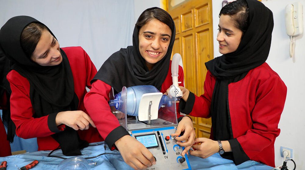 Dreamers robotics team i Afghanistan visar en ventilator att användas för Covid-19 behandling. Den är producerat med återanvända delar.