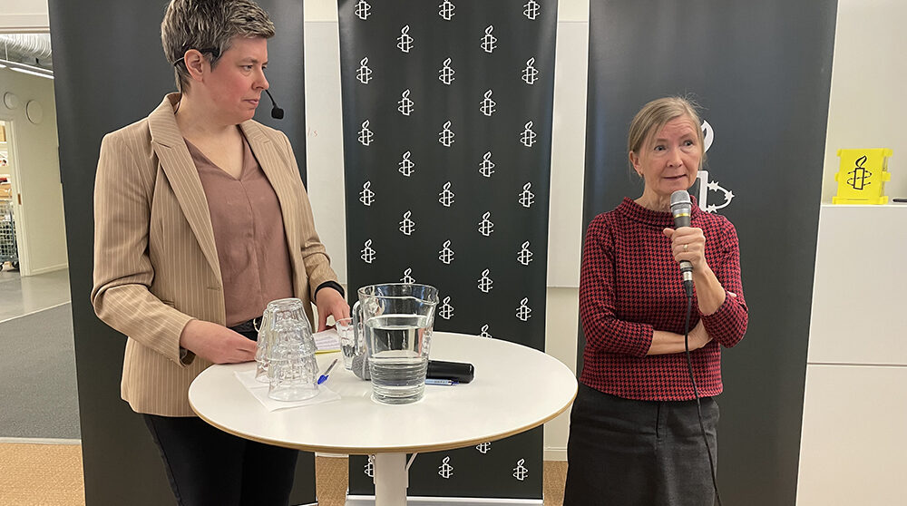 Anna Johansson och Brittis Edman, presenterar Amnestys rapport för 2021