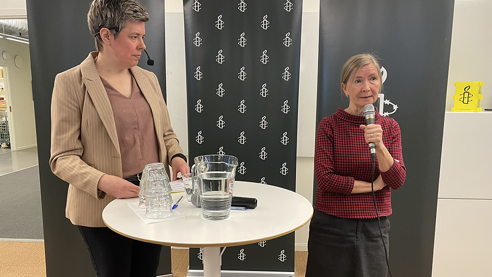 Anna Johansson och Brittis Edman, presenterar Amnestys rapport för 2021