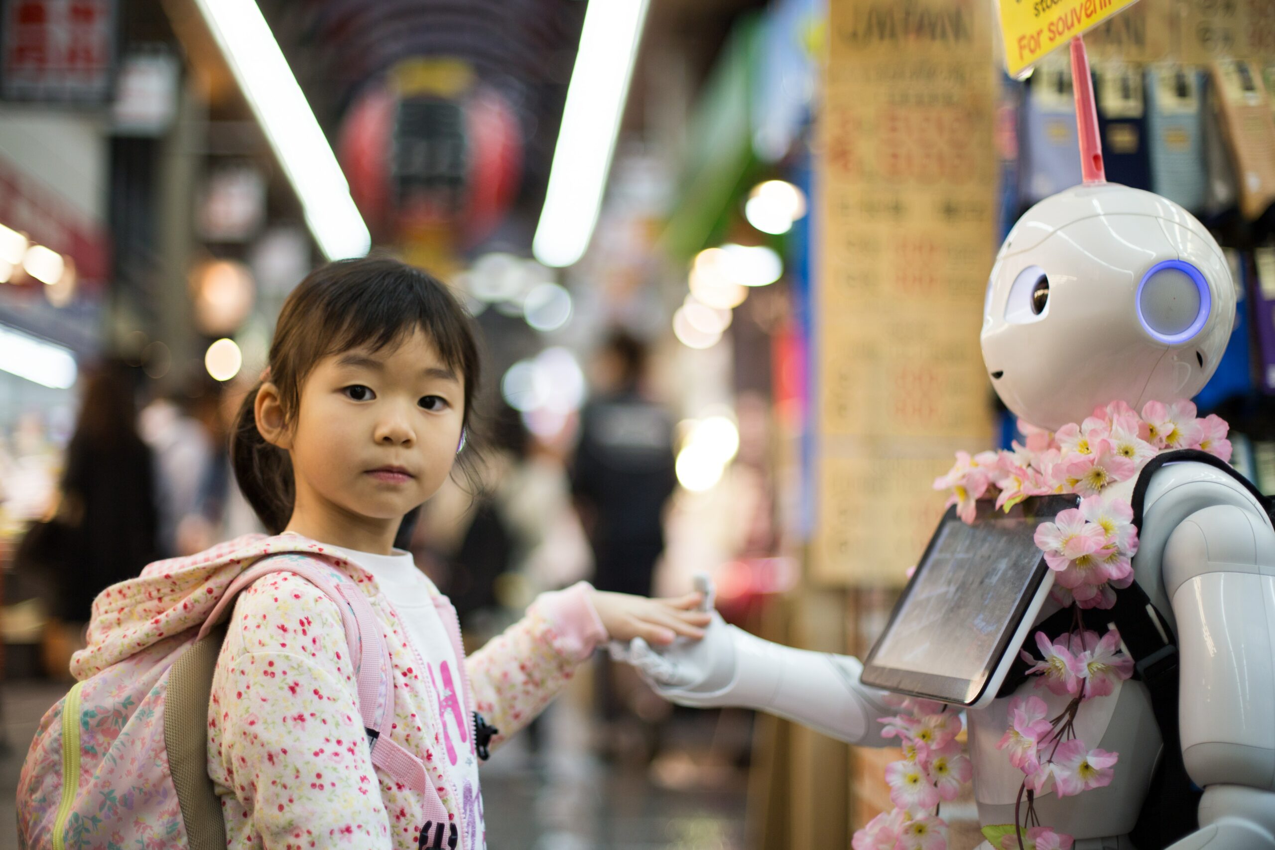 Flick och en robot på en marknad.