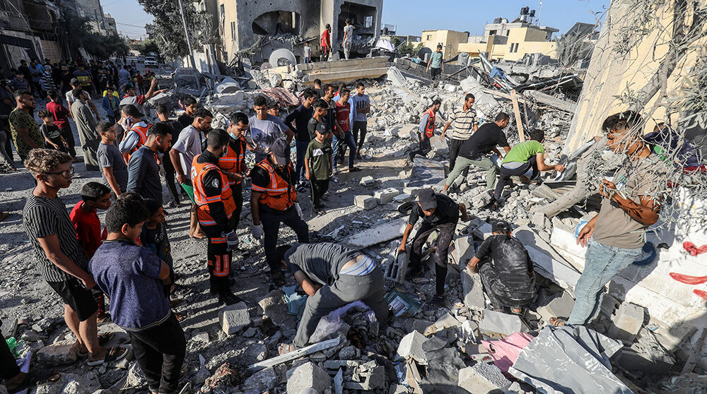 Palestinier evakuerar skadade efter en israelisk luftattack, 13 oktober 2023. Foto:Shutterstock.