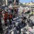 Palestinier evakuerar skadade efter en israelisk luftattack, 13 oktober 2023. Foto:Shutterstock.