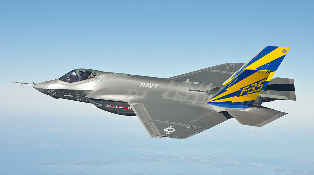 Ett F-35 bombplan mot blå himmel