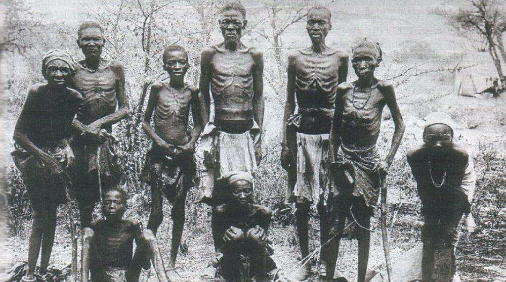 Utmärglade personer från Namibia som är fängslade, historisk bild.