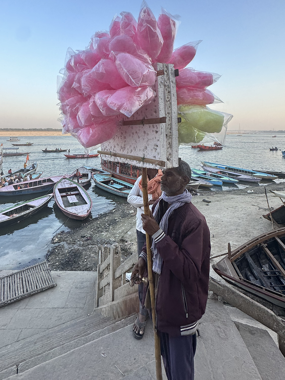 En man säljer sockervadd i den indiska staden Varanasi