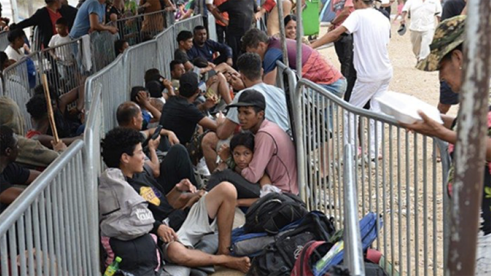 Flyktingar som väntar vid gränsen till USA.