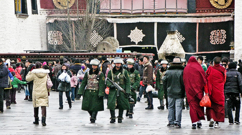 Beväpnad kinesisk militär i Lhasa