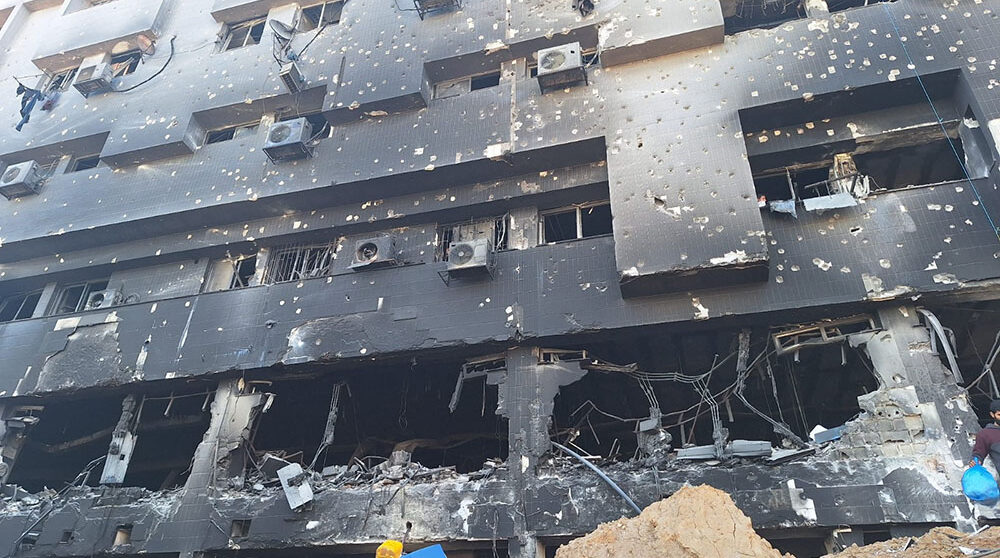 Bild på raserat sjukhus i Gaza efter att det bombats av Israel.