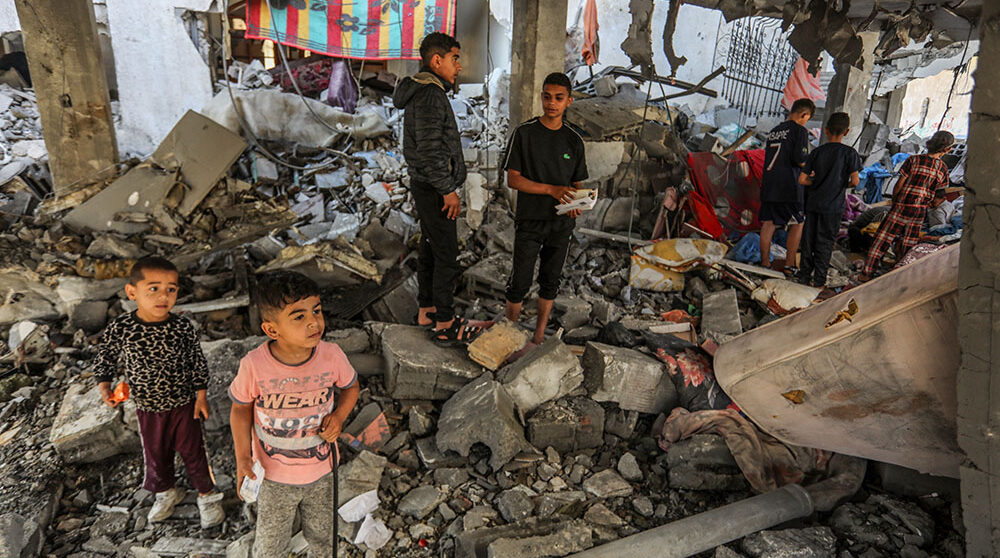 Barn i ett förstört hus i Gaza.