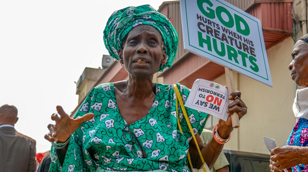 En kvinna protesterar mot morden på kristna i Lagos. Foto: Shutterstock