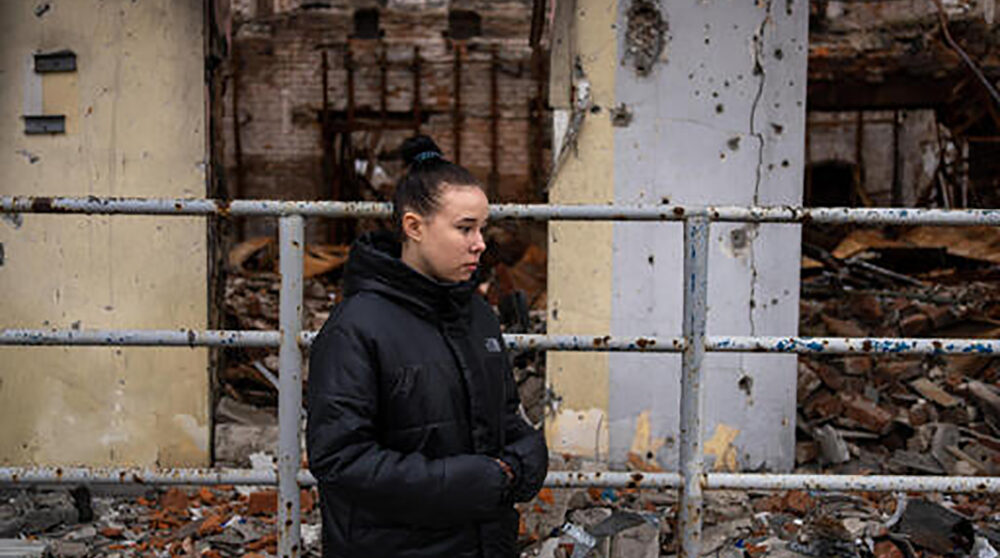 Den 16 mars 2024, Izium, Kharkiv regionen, Ukraina. 15-åriga Nastia, som har överlevt en explosion av en landmina.
