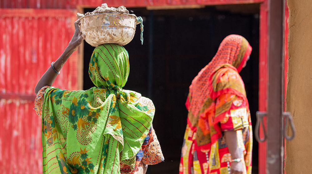 Kvinnor i traditionella kläder på landsbygden i landet Tchad.
