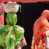 Kvinnor i traditionella kläder på landsbygden i landet Tchad.