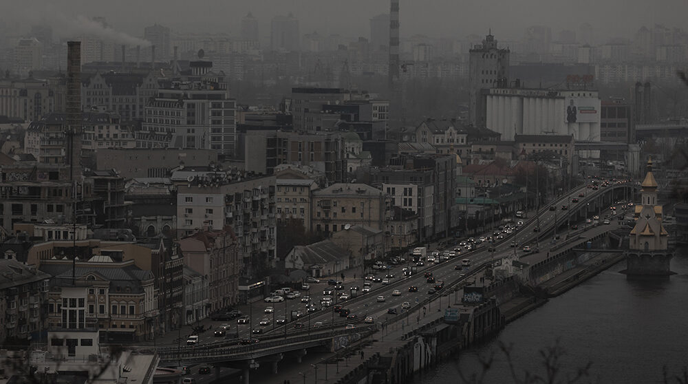bild på staden Kyiv helt i mörker.