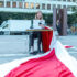Kvinna som syr belarus flagga på ett torg Stockholm .