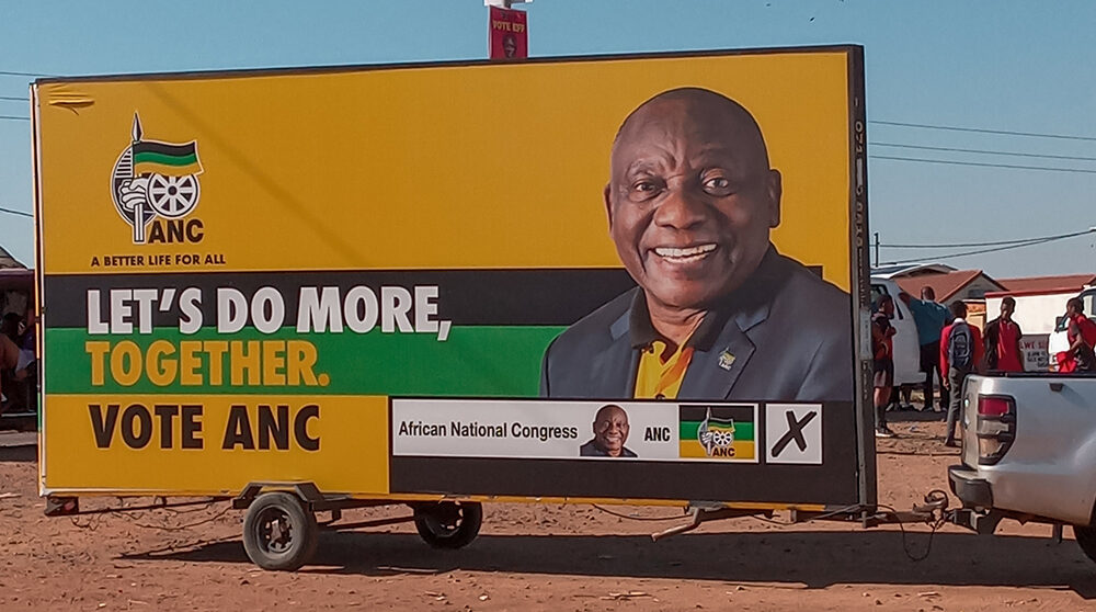 Bild med Ramaphosa på bil inför valet i Sydafrika 2024.