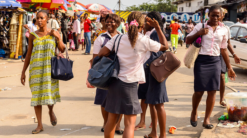 unga stundenter på en gata i Gabon.