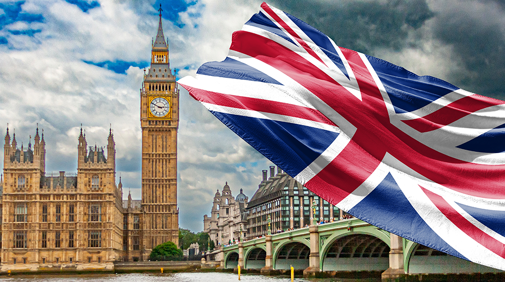 En brittisk flagga vajar vinden och bron över till Big Ben samt Big Ben i bakgrunden. Illustration: Shutterstock