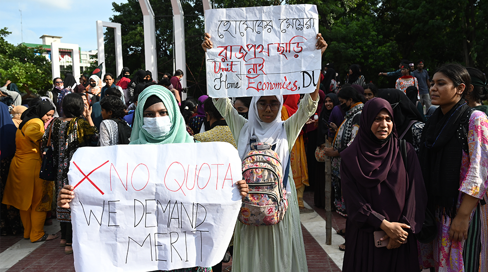 Unga kvinnor demonstrerar i Bangladesh.